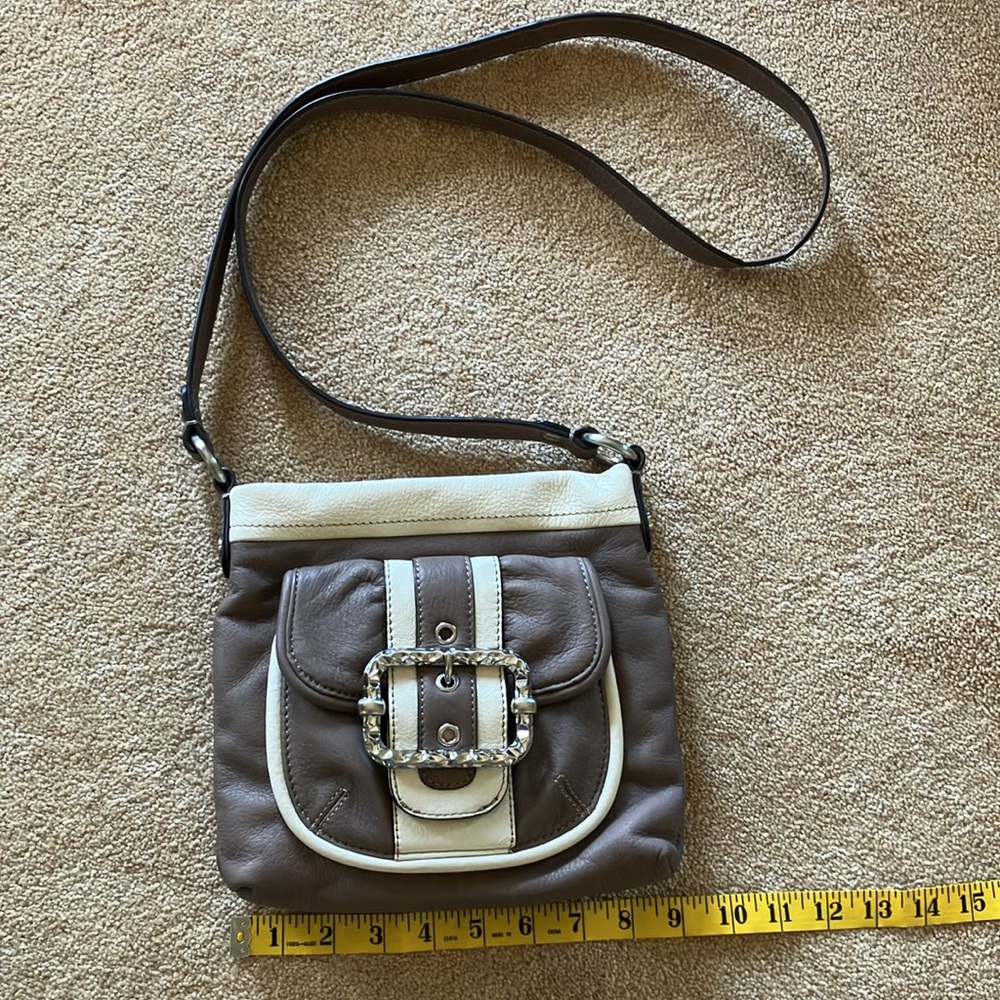 B MAKOWSKY CROSS BODY WITH ENCLOSED WALLET
CLAY AND CREAM COLOR
EX CONDITION - Picture 3 of 11